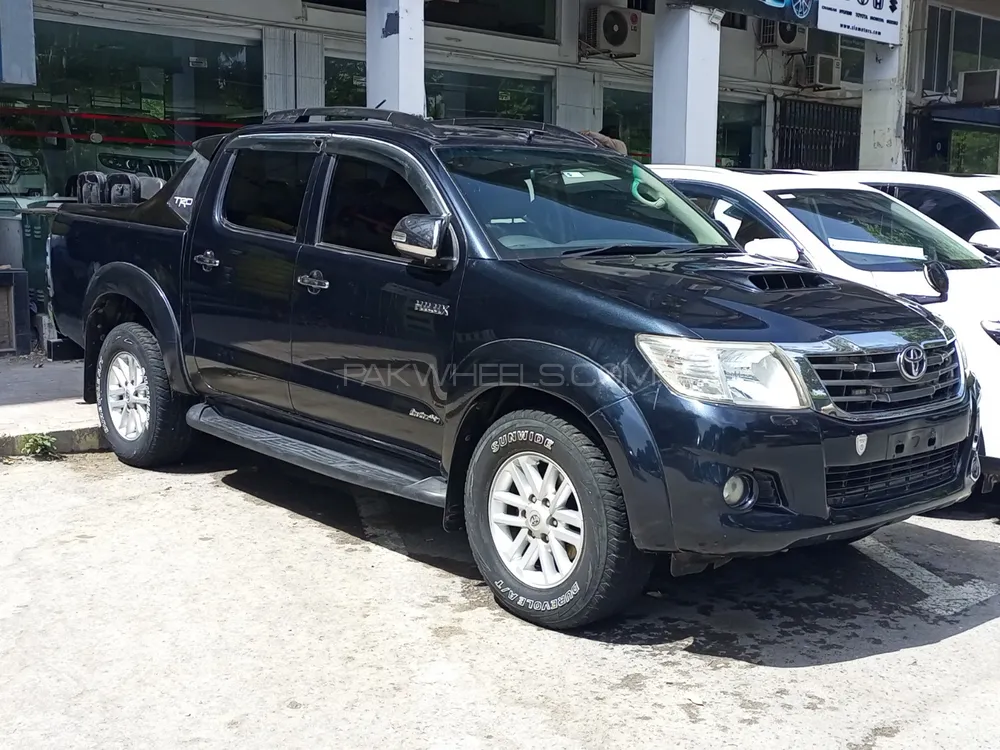 toyota-hilux-invincible-2013-83955377